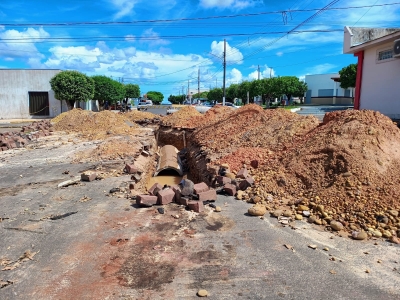 Obras e serviços e engenharia na pavimentação asfáltica e drenagem de água pluvial na Avenida Mato Grosso