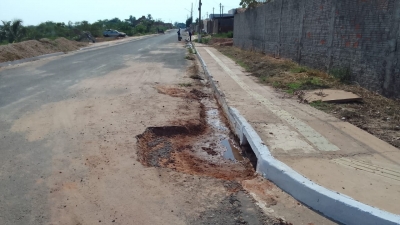 Operação tapa buraco na Rua Geralcina M. Oliveira, bairro Vila Nova.