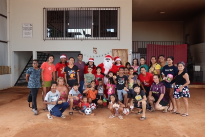 Papai Noel visita crianças na Aldeia Pareci.