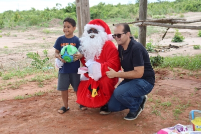 Papai Noel leva Alegria e brinquedos para a criançada do Assentamento &quot;Bela Vista&quot;.