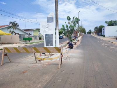 Construção de calçadas com piso paver na Av. Governador Blairo Maggi.